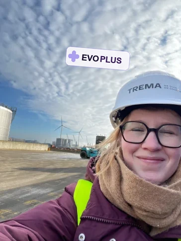 Veiligheidscoördinator van EvoPlus met veiligheidshelm op werfbezoek