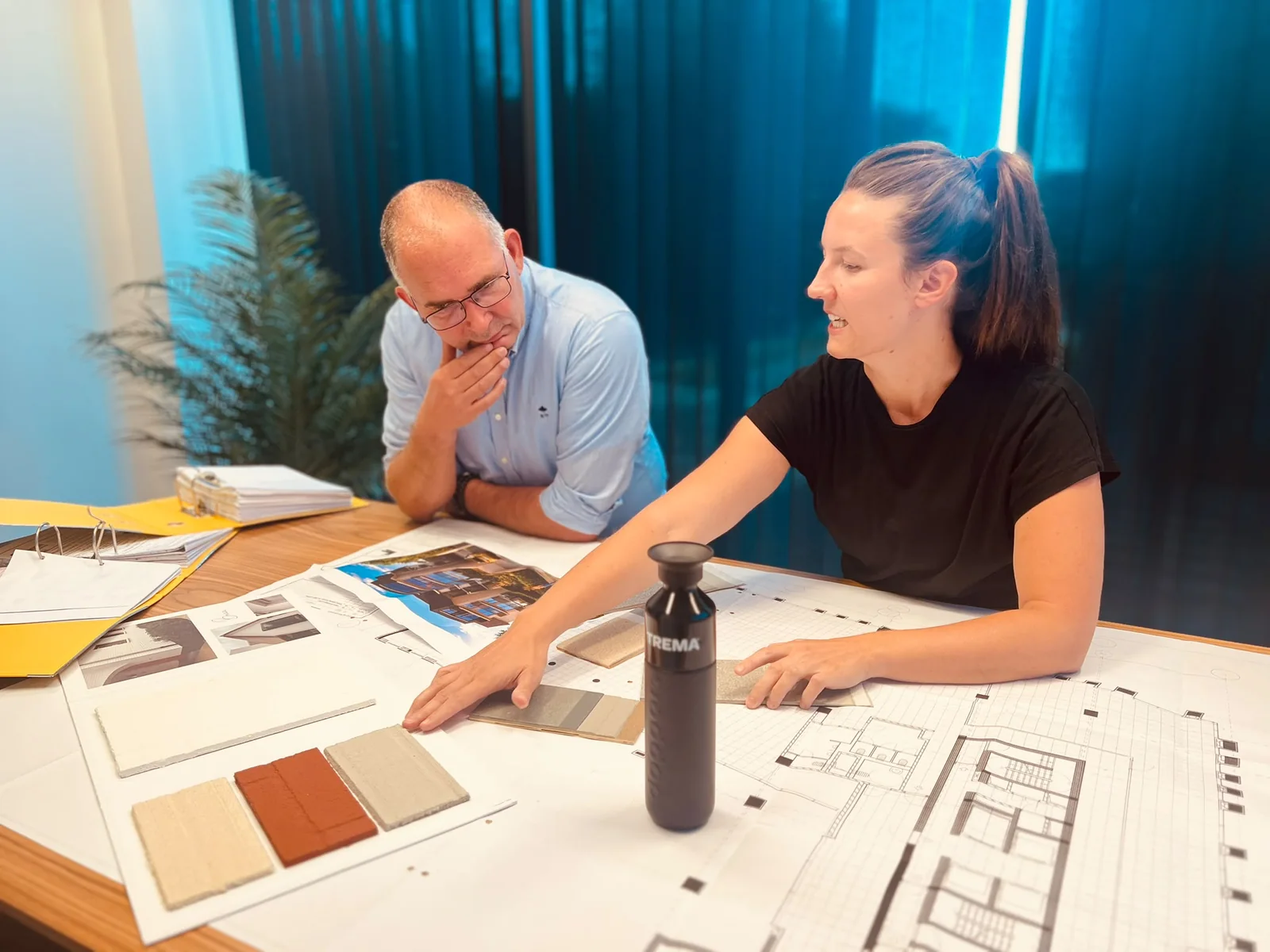 Ingenieurs van EvoPlus overlopen bouwplannen en materialen