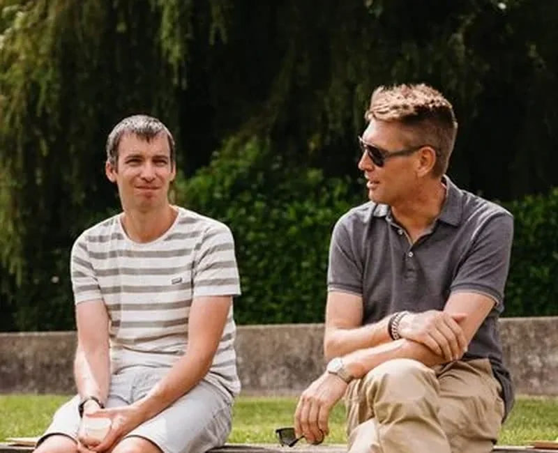 Collega's in ontspannen gesprek tijdens een gezellige afterwork