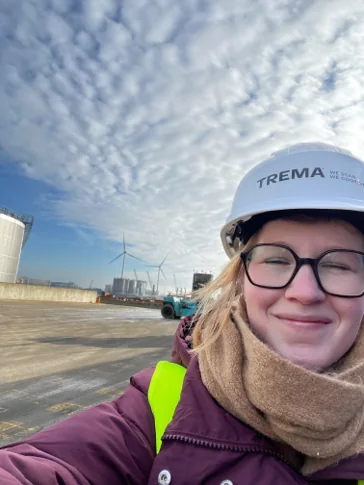 Veiligheidscoördinator van EvoPlus met veiligheidshelm op werfbezoek
