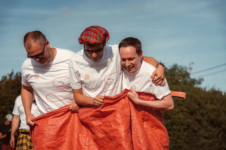 Collega's van EvoPlus en THEA in de nieuwe T-shirts tijdens de zaklooprace op de teamdag
